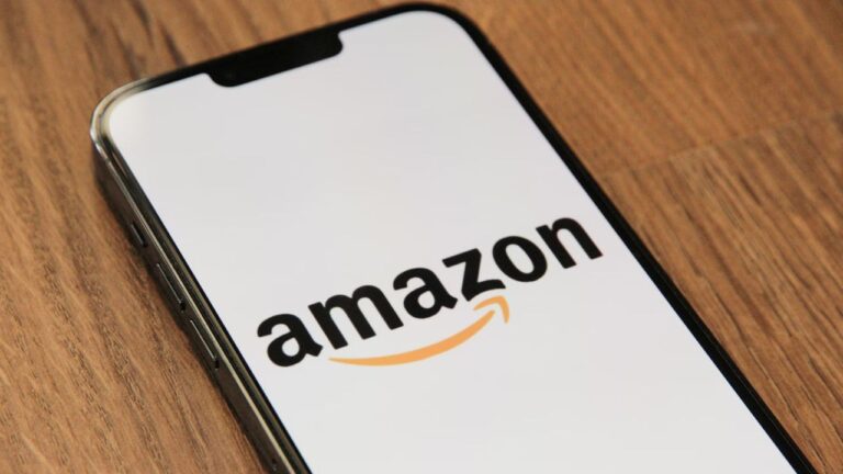 iPhone ligger på bordet, mens Amazon-appen er i gang med at åbne som symbol på Amazons officielle lancering i Skandinavien