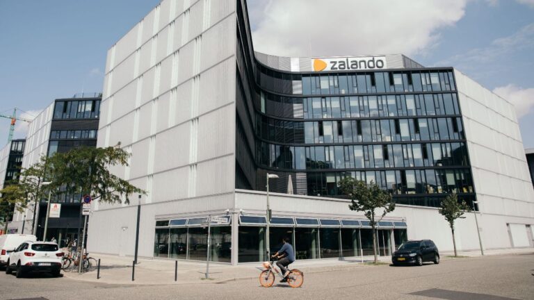 Zalandos hovedkvarter i Berlin med et stort Zalando-logo på toppen af bygningen, symboliserer Zalandos position som en af europas førende selskaber
