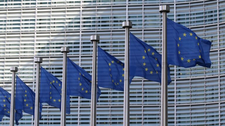 EU-flag blafrer i vinden foran EU's hovedkvarter i Bruxelles, som symbol på den nye mærkningsordning, der går under navnet 'Disclosureforordningen'