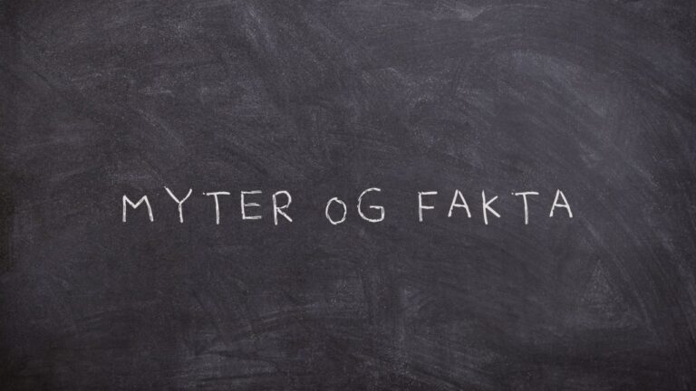 Sort tavle med teksten "myter og fakta" skrevet med kridt, symboliserer aflivningen af fem udbredte myter om økonomisk investering