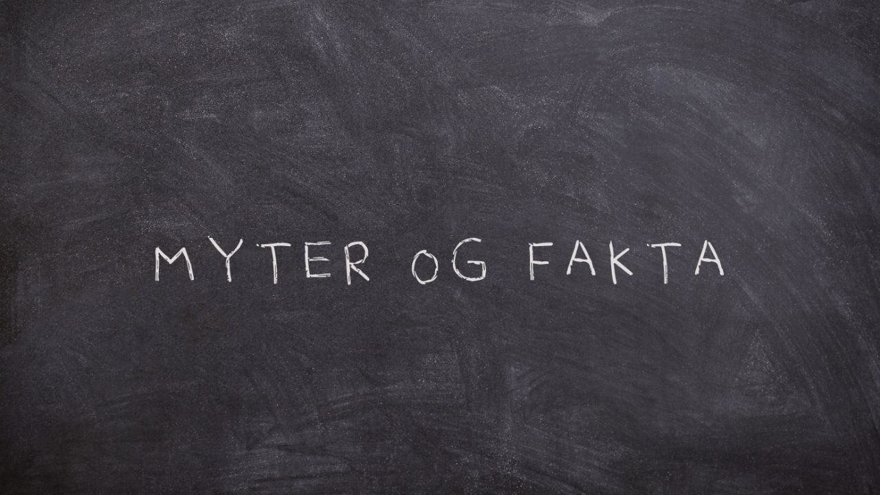 Sort tavle med teksten "myter og fakta" skrevet med kridt, symboliserer aflivningen af fem udbredte myter om økonomisk investering