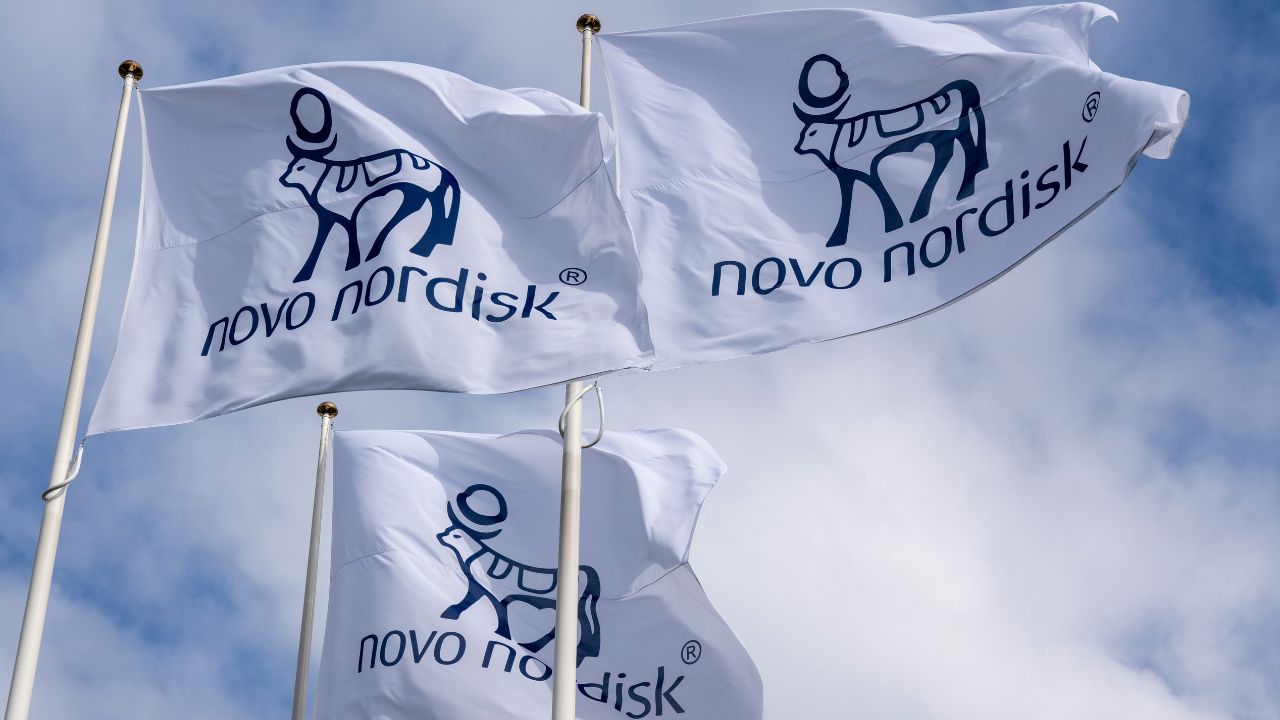 Flag blafrer i vinden foran hovedkontoret hos Novo Nordisk i forbindelse med selskabets aktiesplit