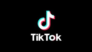 TikToks logo på en sort baggrund, symboliserer spørgsmålet om muligheden for at investere i TikTok og den dertilhørende platform