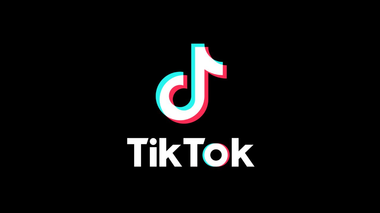 TikToks logo på en sort baggrund, symboliserer spørgsmålet om muligheden for at investere i TikTok og den dertilhørende platform