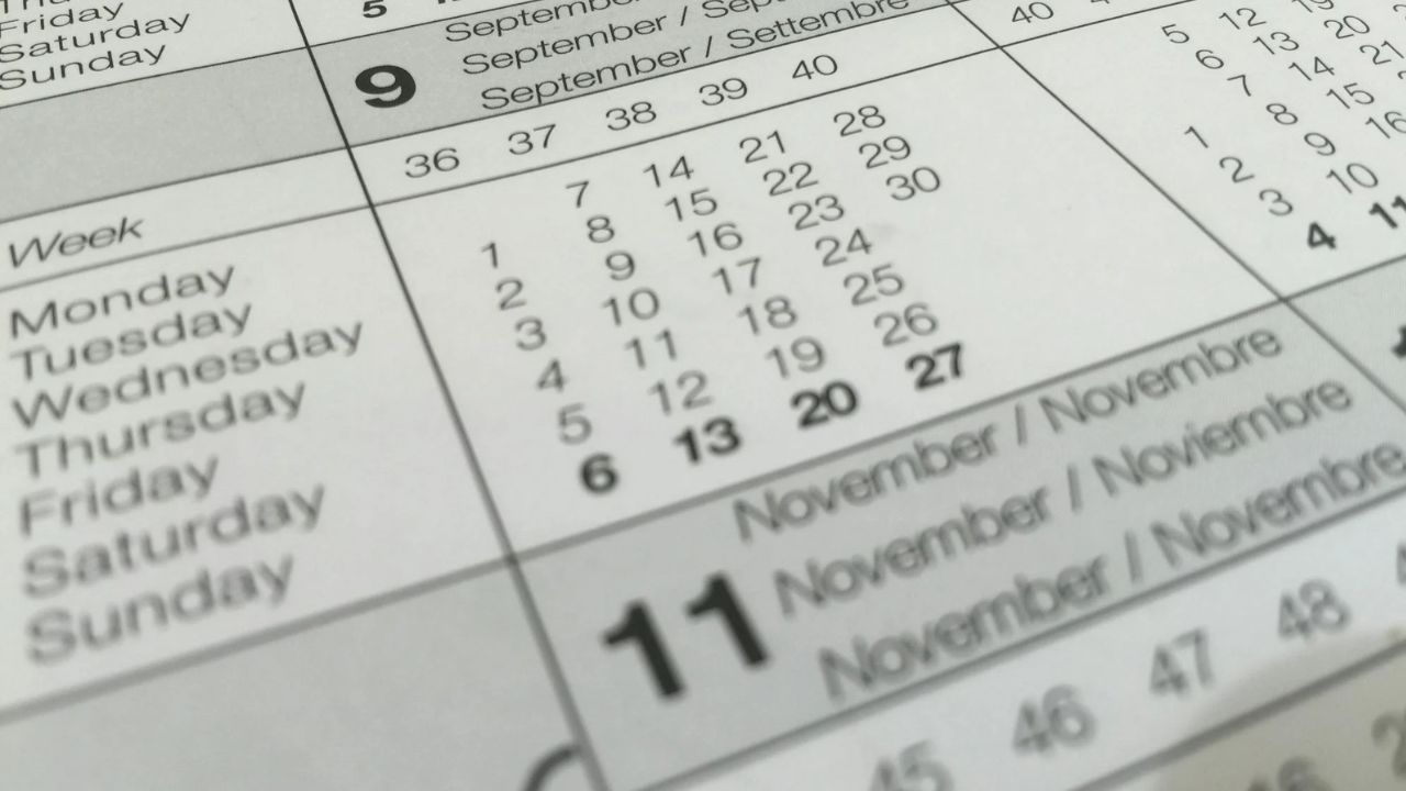 En kalender med årets måneder, der symboliserer aktier med månedligt udbytte
